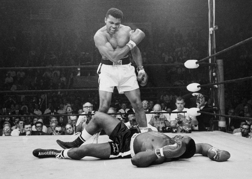 25 de mayo de 1965 el campeón Muhammad Ali, en ese momento conocido como Cassius Clay, se para frente al derrotado Sonny Liston
